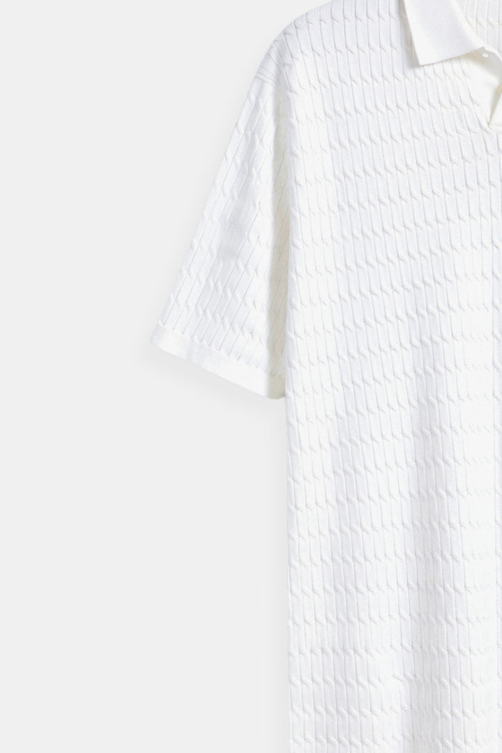 Witte gebreide poloshirt met structuurpatroon