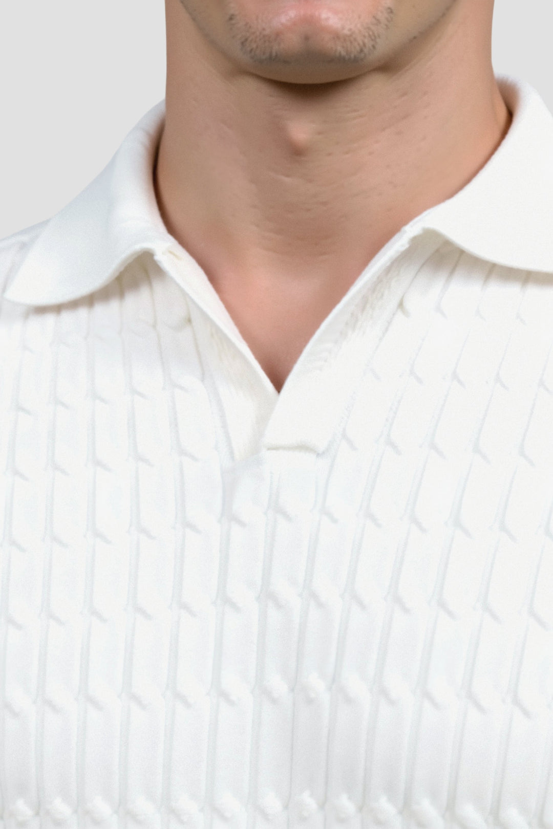 Witte gebreide poloshirt met structuurpatroon